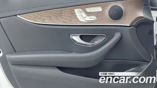 Mercedes-Benz E-Class 2023 — Photo 14/19