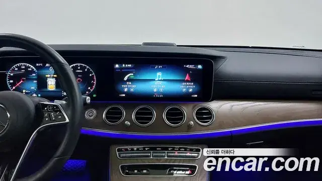 Mercedes-Benz E-Class 2023 — Photo 15/19