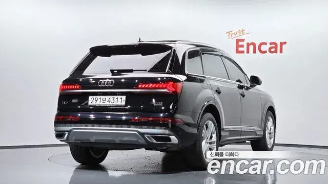 Audi Q7 2020 — Photo 2/20