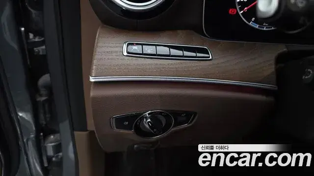 Mercedes-Benz E-Class 2019 — Şəkil 19/20
