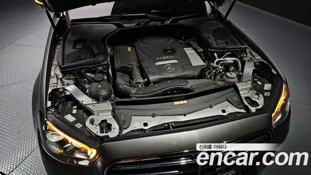 Mercedes-Benz E-Class 2021 — Photo 6/20