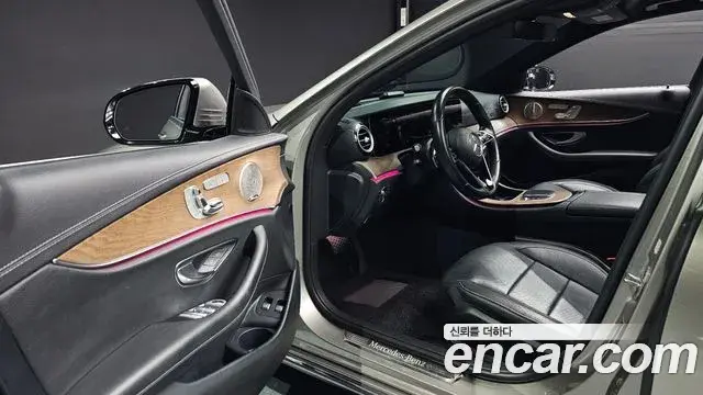 Mercedes-Benz E-Class 2021 — Photo 10/20