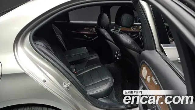 Mercedes-Benz E-Class 2021 — Photo 11/20