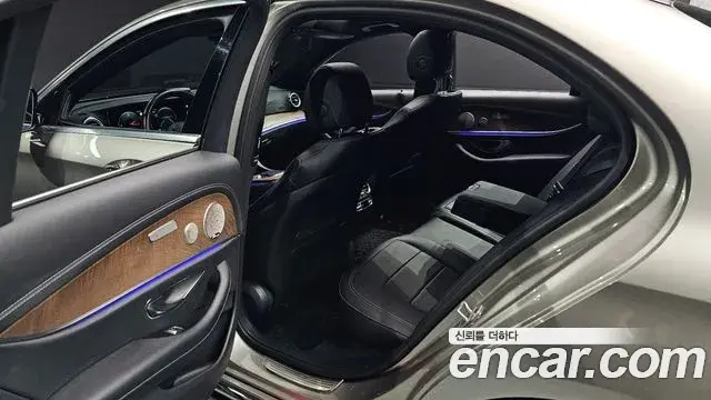 Mercedes-Benz E-Class 2021 — Photo 12/20