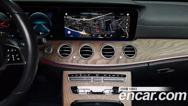 Mercedes-Benz E-Class 2021 — Photo 14/20