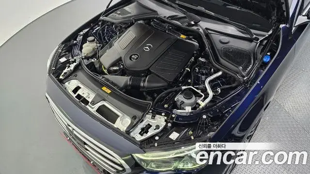 Mercedes-Benz E-Class 2024 — Photo 6/20