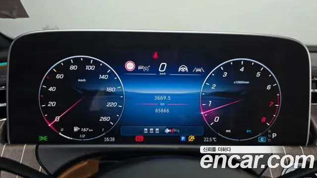 Mercedes-Benz E-Class 2024 — Photo 8/20