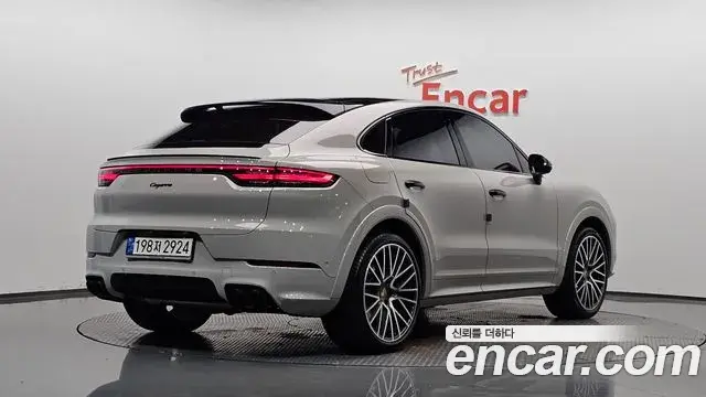 Porsche Cayenne 2023 — Photo 2/20