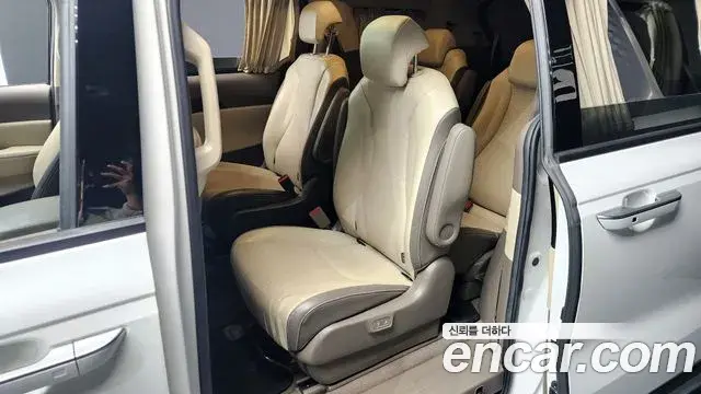 Kia Carnival 2021 — ფოტო 19/20