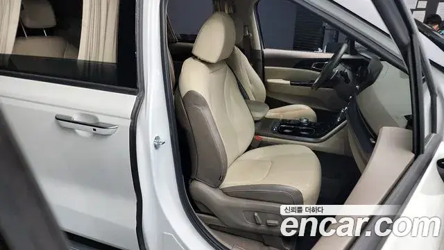 Kia Carnival 2021 — ფოტო 13/20