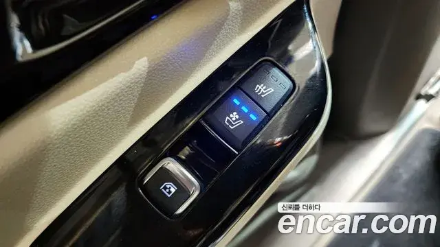 Kia Carnival 2021 — ფოტო 3/20