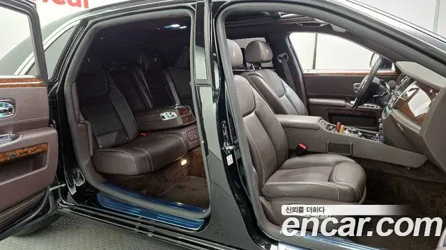 Rolls-Royce Ghost 2020 — ფოტო 8/20