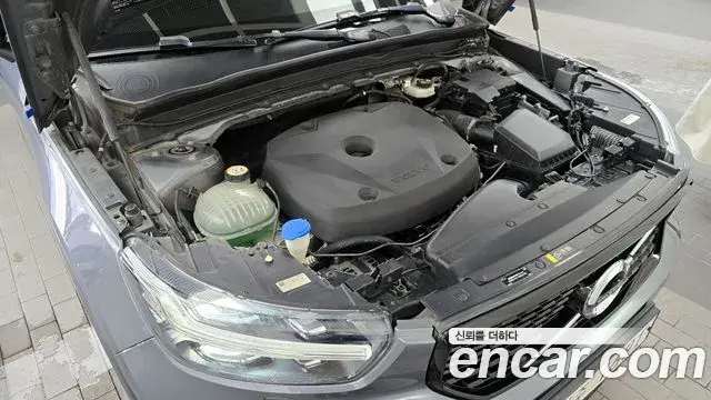 Volvo XC40 2019 — Şəkil 18/20