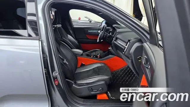 Volvo XC40 2019 — Şəkil 16/20