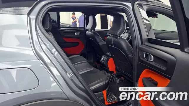 Volvo XC40 2019 — Şəkil 17/20