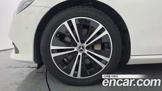 Mercedes-Benz E-Class 2020 — Photo 17/20