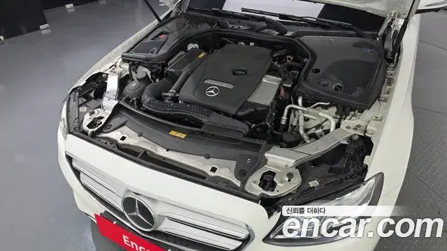 Mercedes-Benz E-Class 2020 — Photo 12/20