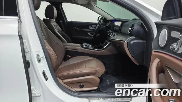 Mercedes-Benz E-Class 2020 — Photo 13/20