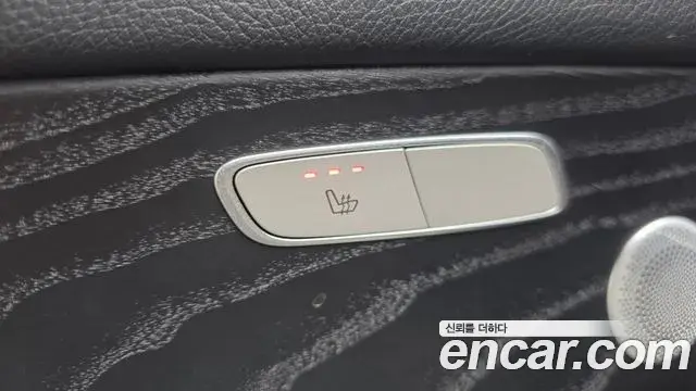 Mercedes-Benz E-Class 2020 — Photo 1/20