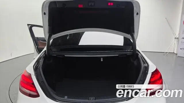 Mercedes-Benz E-Class 2020 — Photo 4/20