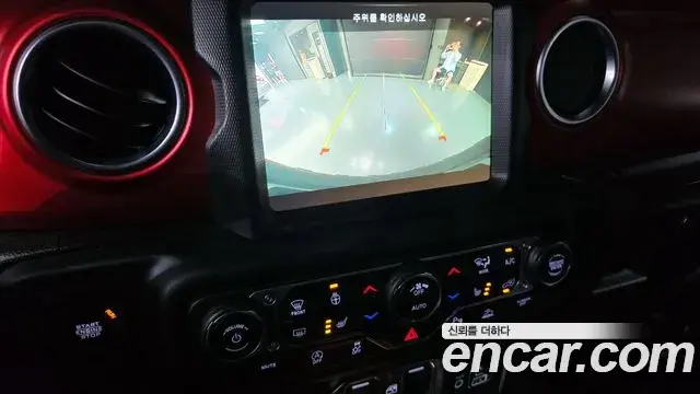 Jeep Wrangler 2023 — ფოტო 19/20