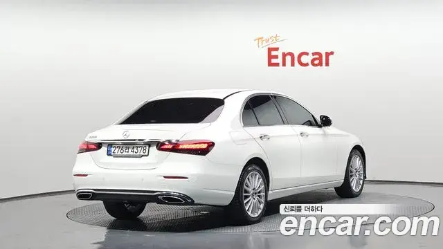 Mercedes-Benz E-Class 2023 — Photo 18/20