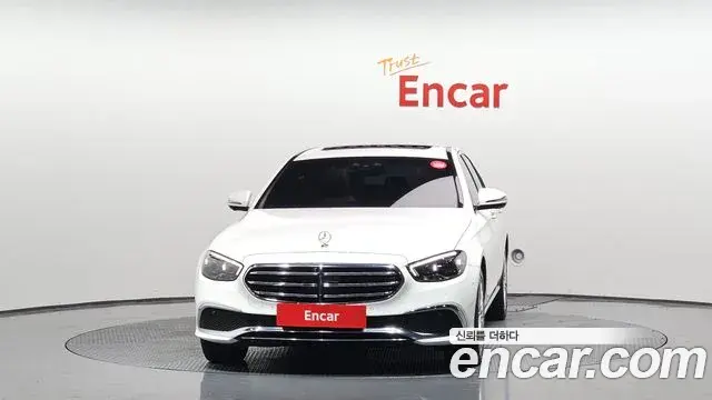 Mercedes-Benz E-Class 2023 — Photo 9/20