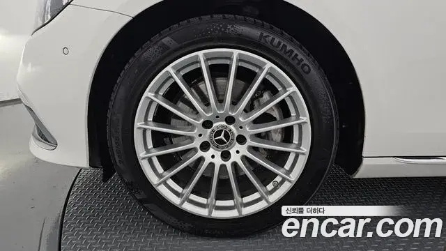 Mercedes-Benz E-Class 2023 — Photo 13/20
