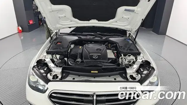 Mercedes-Benz E-Class 2023 — Photo 11/20