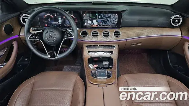 Mercedes-Benz E-Class 2023 — Photo 7/20