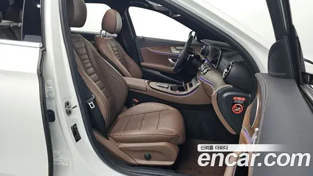 Mercedes-Benz E-Class 2023 — Photo 12/20