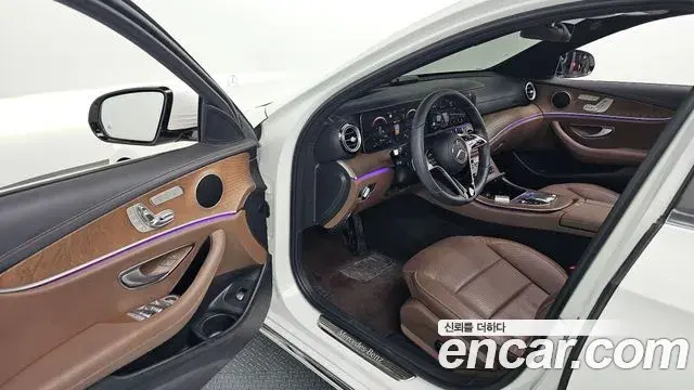 Mercedes-Benz E-Class 2023 — Photo 8/20