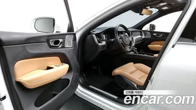 Volvo XC60 2019 — Фото 10/20