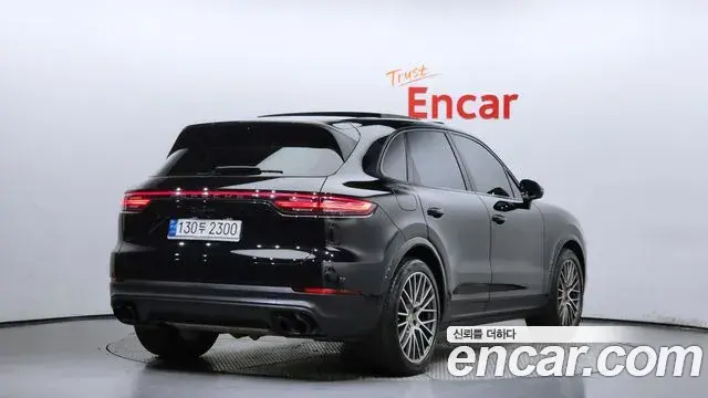 Porsche Cayenne 2023 — Photo 2/20