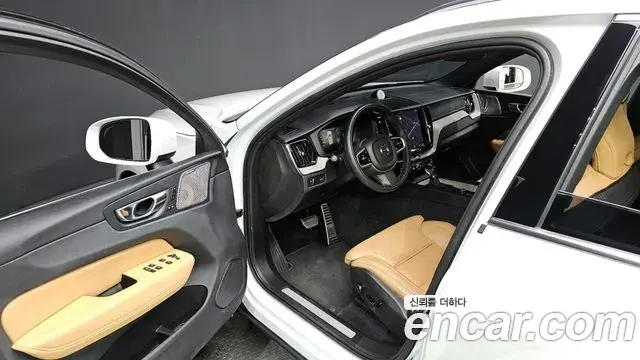 Volvo XC60 2019 — Photo 11/20