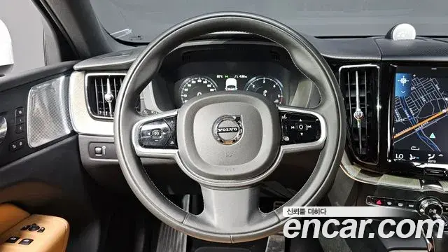 Volvo XC60 2019 — Photo 6/20