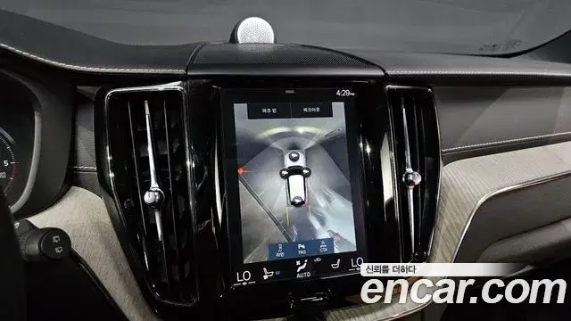 Volvo XC60 2019 — Photo 16/20