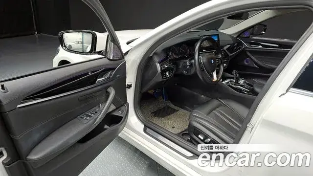 BMW 5 Series 2018 — Фото 10/20