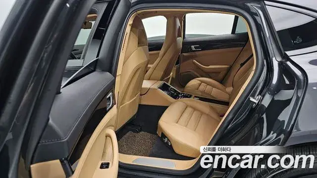 Porsche Panamera 2018 — ფოტო 16/20
