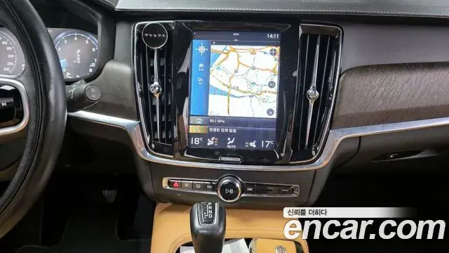 Volvo V90 Cross Country 2020 — Photo 11/20
