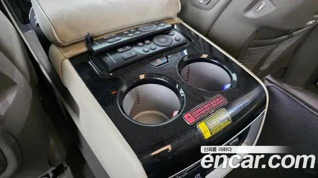 Kia Carnival 2021 — ფოტო 14/20