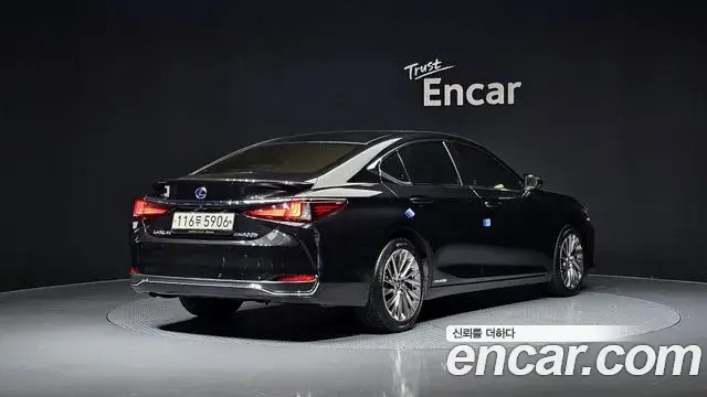 Lexus ES300h 2022 — Photo 16/19