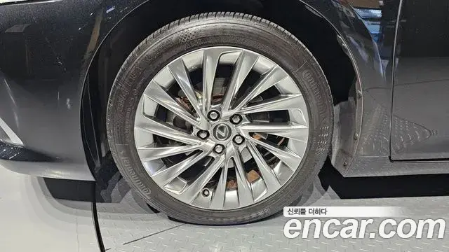 Lexus ES300h 2022 — Photo 3/19