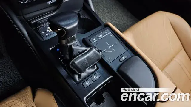 Lexus ES300h 2022 — Photo 15/19