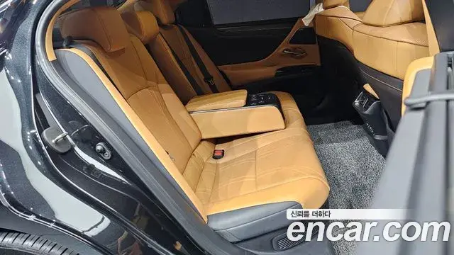 Lexus ES300h 2022 — Photo 9/19
