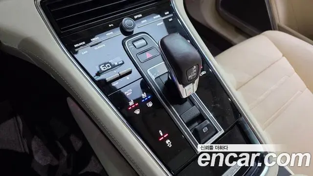 Porsche Panamera 2021 — Photo 8/31