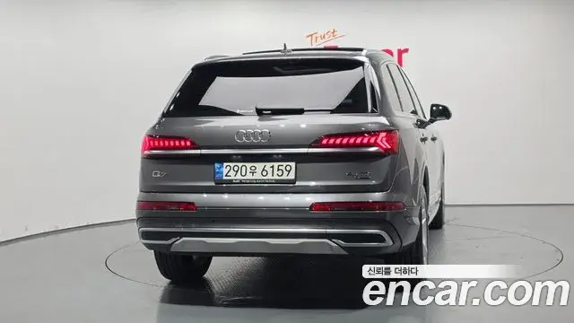 Audi Q7 2021 — ფოტო 2/20