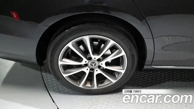Mercedes-Benz E-Class 2018 — Şəkil 19/20