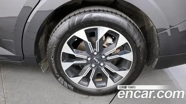 Kia Carnival 2023 — ფოტო 14/20
