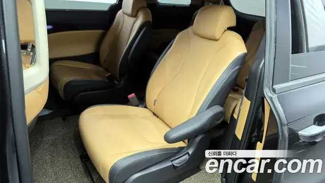 Kia Carnival 2023 — ფოტო 13/20